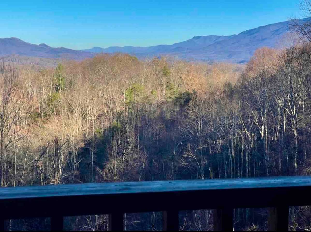 Very Private Mountain-View Log Cabin with Hot Tub — Gatlinburg, TN — vacation rental