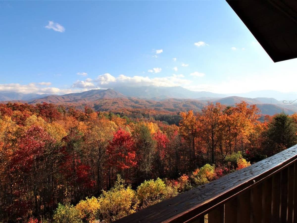 Unreal Views GSMNP/Near DwTn Gatlinburg/Hot Tub — Gatlinburg, TN — vacation rental
