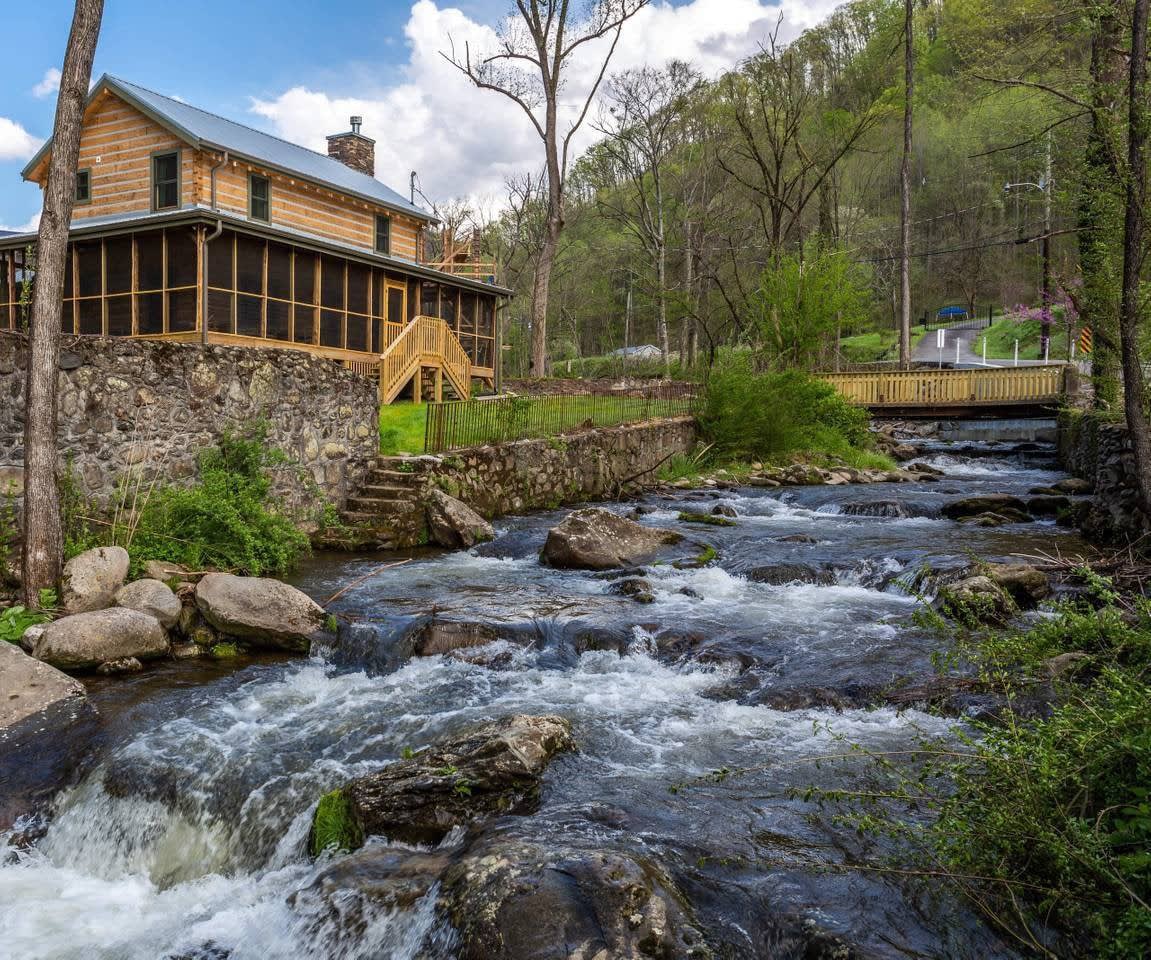 On Roaring Fork Stream/1 Mile To DwTn Gatlinburg — Gatlinburg, TN — vacation rental