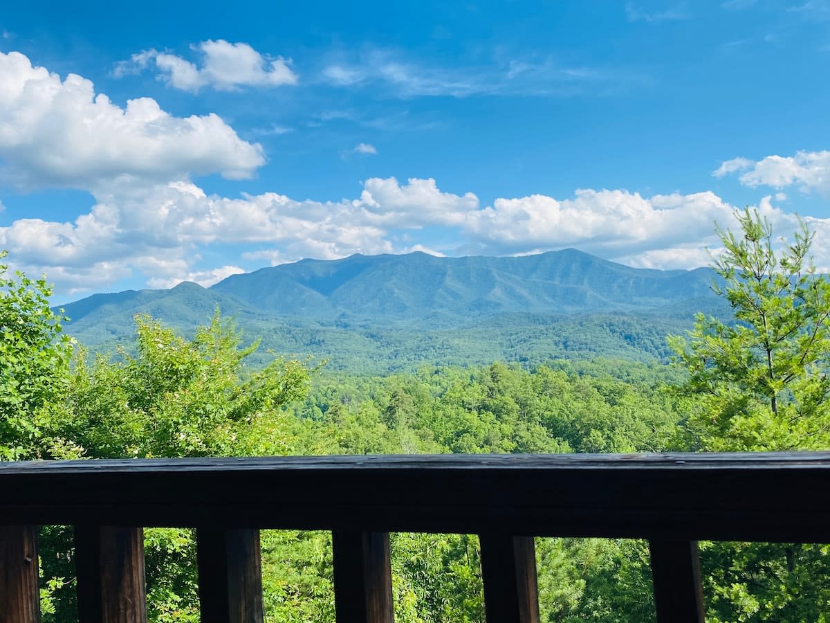 Astonishing Views Mt. Leconte/3.5 Miles 2 DwTn Gat — Gatlinburg, TN — vacation rental