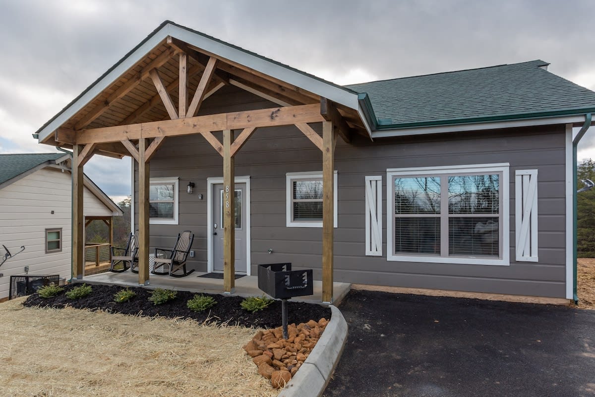Minutes From The Heart Of Pigeon Forge/Hot Tub/New — Pigeon Forge, TN — vacation rental