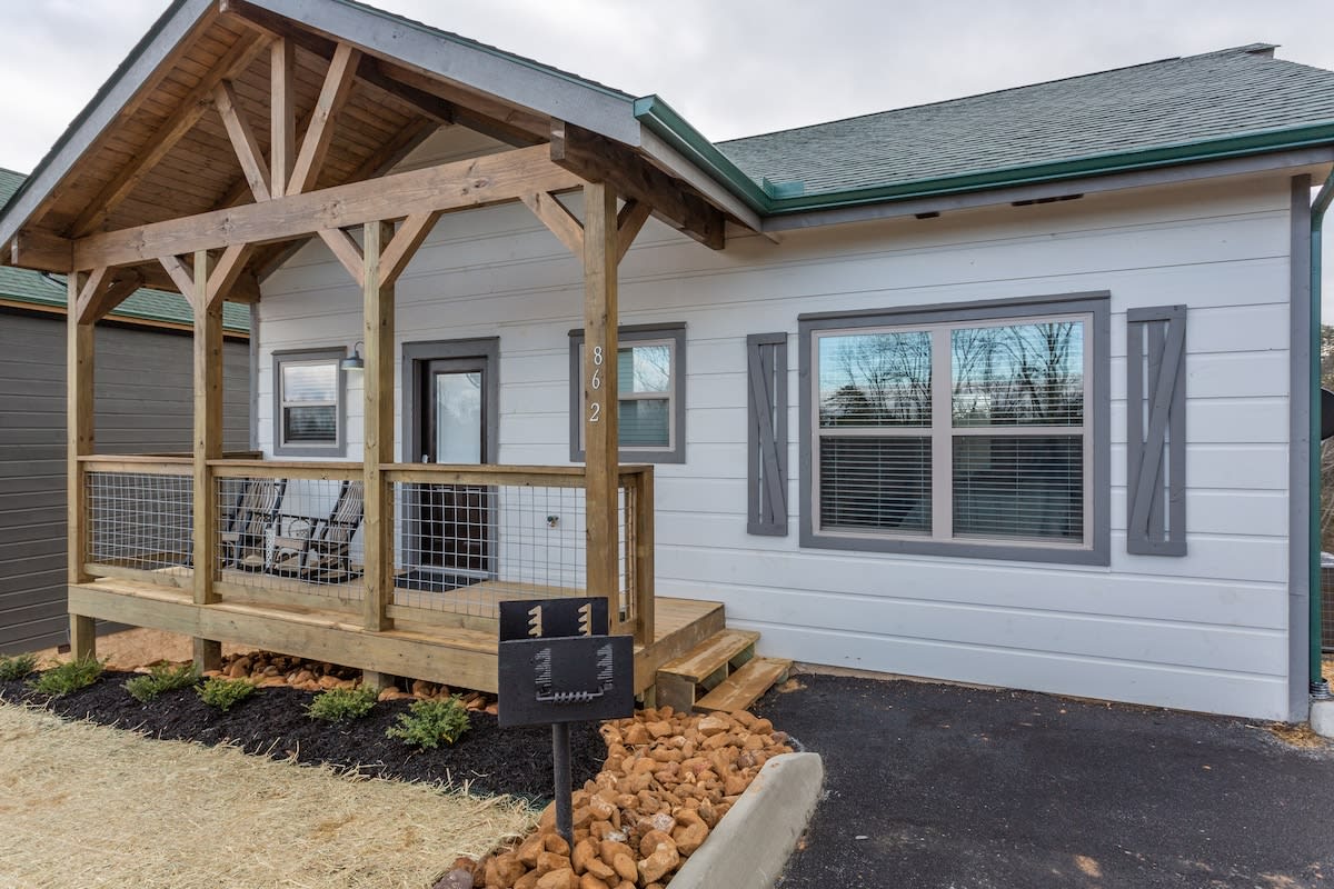 Near Middle Of Pigeon Forge Parkway/Hot Tub/New — Pigeon Forge, TN — vacation rental
