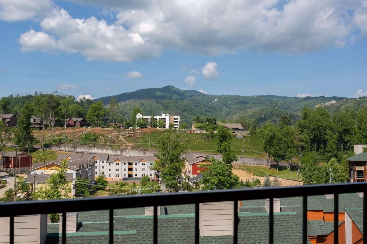 Walk 2 Downtown Gatlinburg/Mountain Views/Pool — Gatlinburg, TN — vacation rental