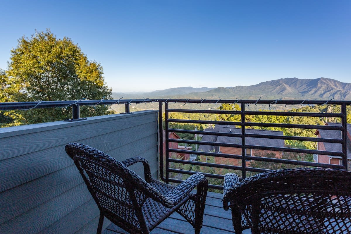 Outstanding Mt. LeConte View/Indoor Pool & Hot Tub — Gatlinburg, TN — vacation rental