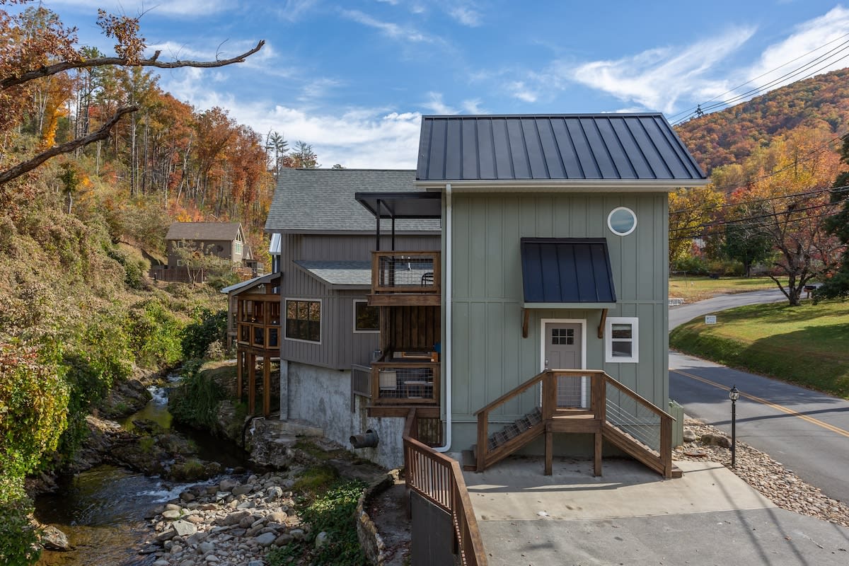 Mt. LeConte views from a private back deck in Gatlinburg — the peak every cabin faces