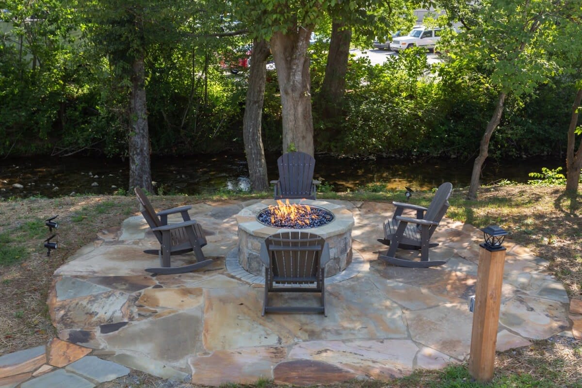 Walk2DowntownPF/GasFirepit/Waterfront — Pigeon Forge, TN — vacation rental
