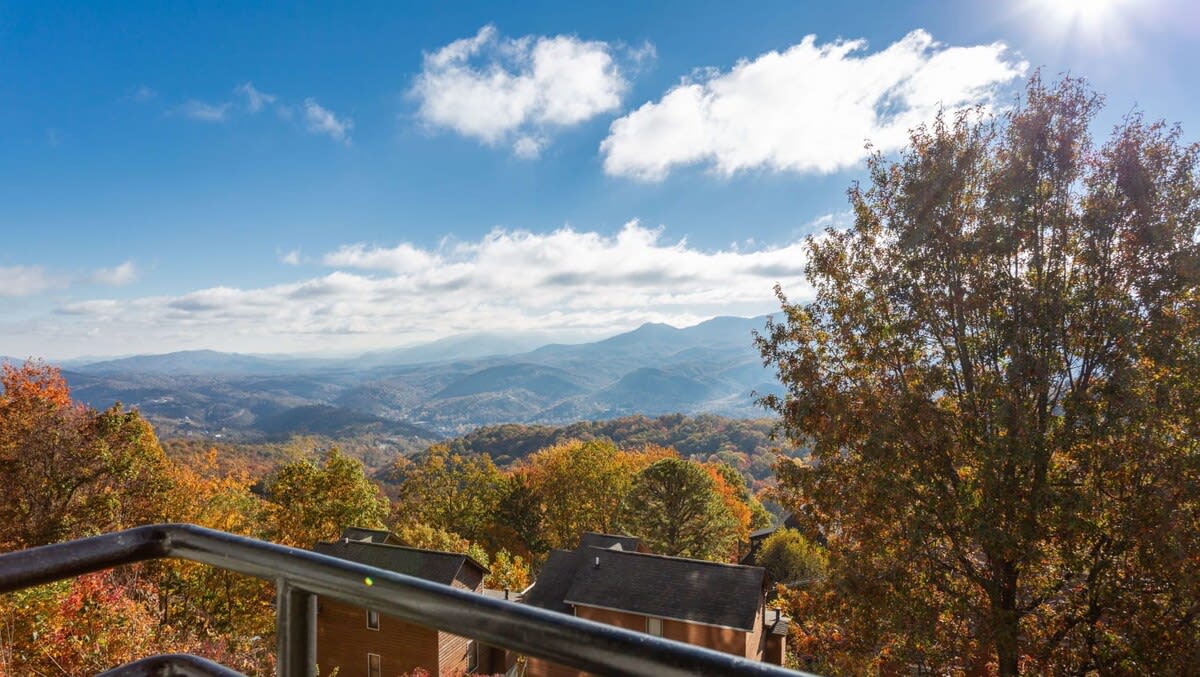 Huge Mt. LeConte View/Indoor Pool & HotTub/Updated — Gatlinburg, TN — vacation rental