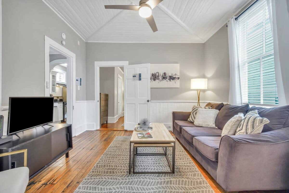 Historic 1905 Charming Bungalow 2 Blocks From King — Charleston, SC — vacation rental