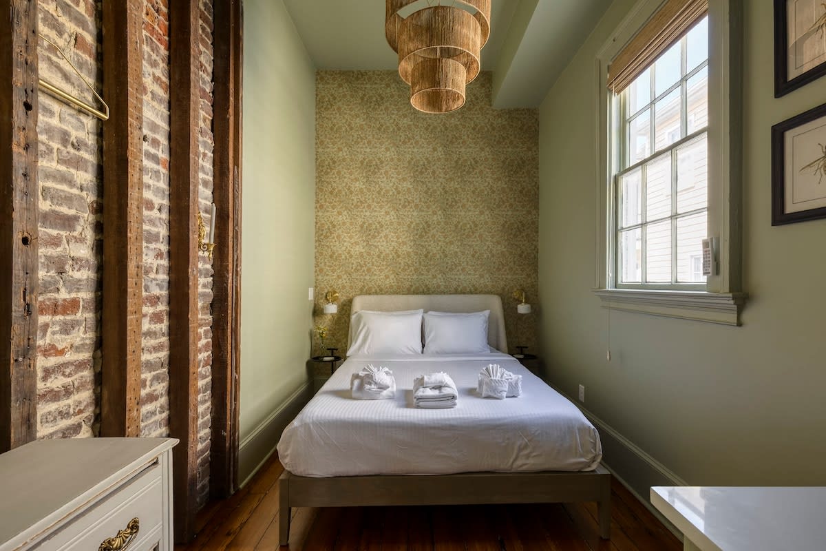 Innkeepers Quarters Queen Suite with Breakfast — Charleston, SC — vacation rental