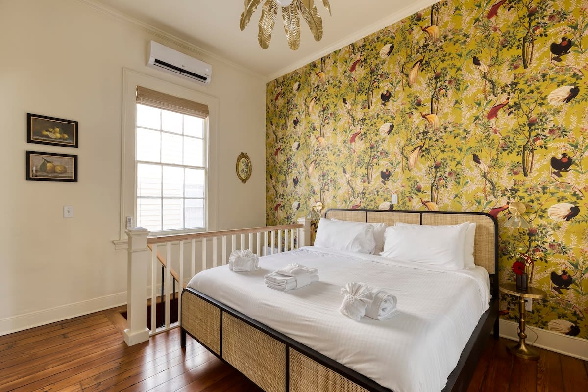 The Ashley Speakeasy King Suite includes breakfast — Charleston, SC — vacation rental