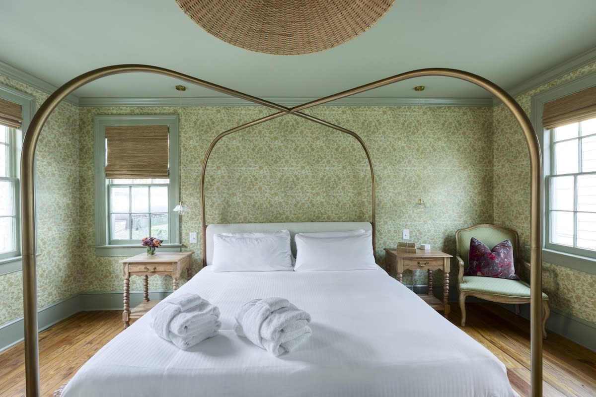 The Nicholas Veranda King Suite- 1 Block to King