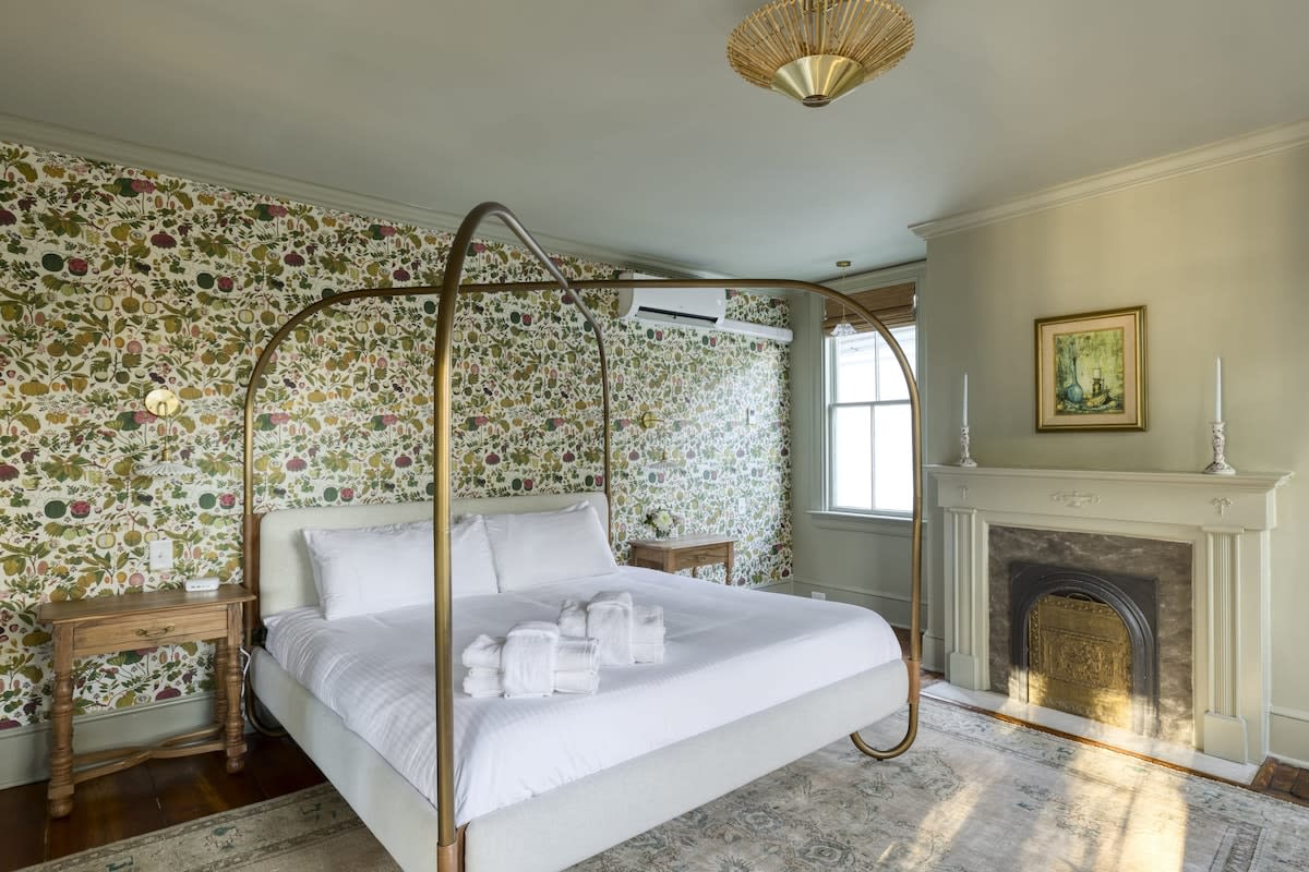 The Nicholas Veranda King Suite - Steps to King