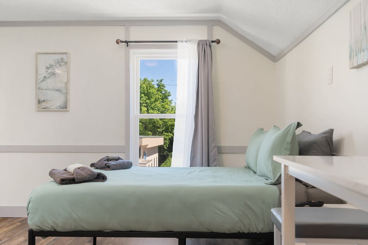 Dt Tc Suite I Queen Bed I Walk Bars + Shops - Traverse City, MI