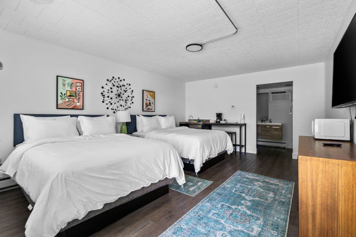 Two Queen Studio | Near Beach + Downtown Tc - 트래버스시티