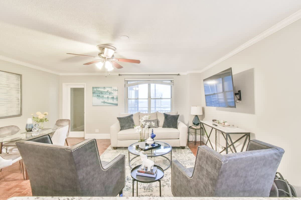 Spectacular Balcony Views And Modern Amenities - Charming Urban Retreat - Atlanta, GA