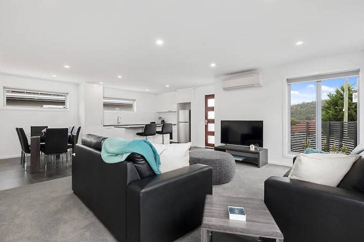 Comfy Villa • Near Shops • 10min CBD & Airport. — Warrane, TAS — vacation rental