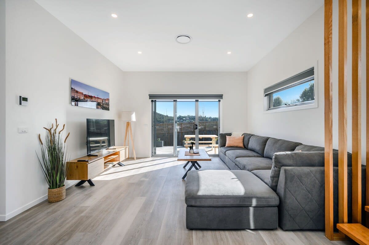 NEW Villa 9 Close to CBD/Airport 2-Bath Sleeps 6. — Warrane, TAS — vacation rental