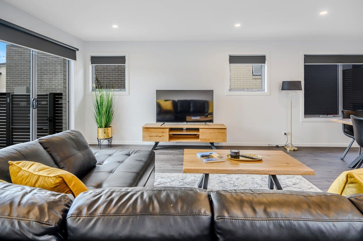 Ultra modern 3-bedroom Villa 4, near Airport & CBD. — Warrane, TAS — vacation rental