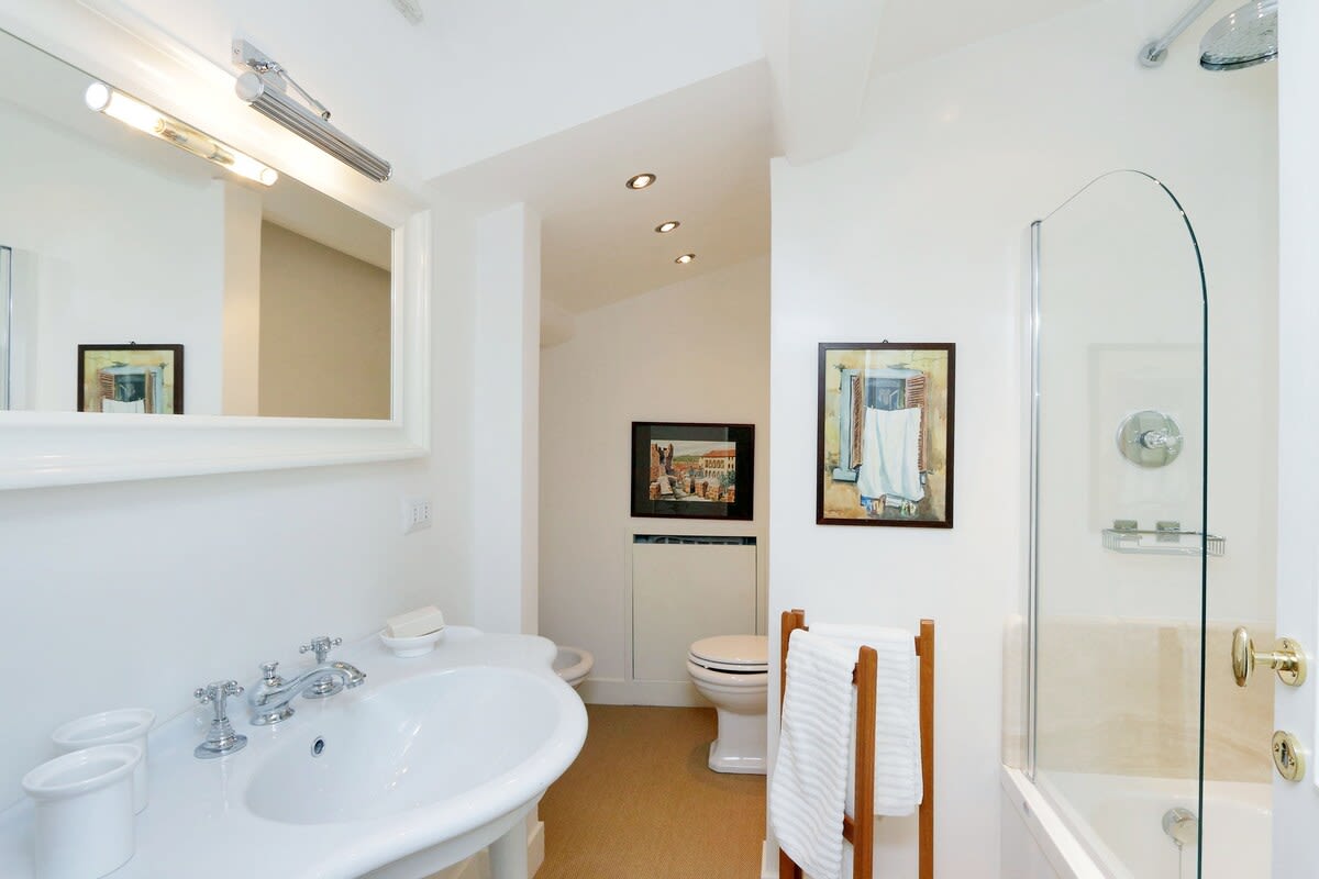 La Camelia - Image 20