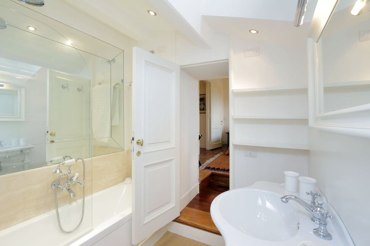 La Camelia - Image 27