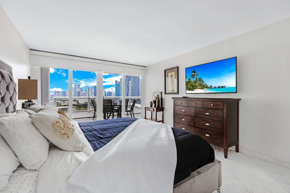 Sunny and Spacious 2 bedroom condo on the Bay         - Foto 1