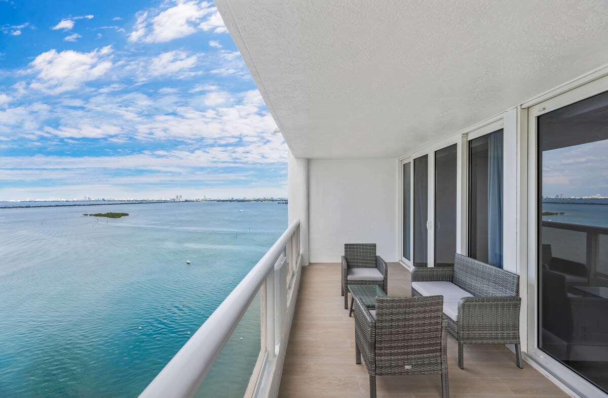 Bayfront Balcony | Pool & Gym | StayCozy