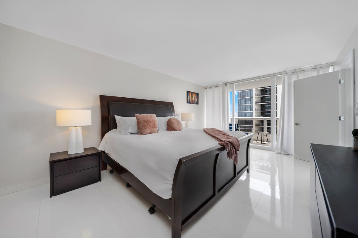 Bay Overlooking Balcony | 400 Mbps WiFi | StayCozy