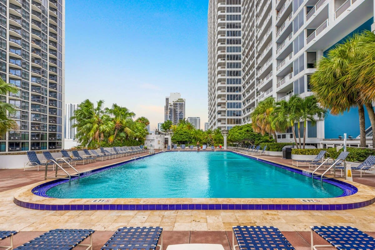 Bay Overlooking Balcony | 400 Mbps WiFi | StayCozy - Picture 8