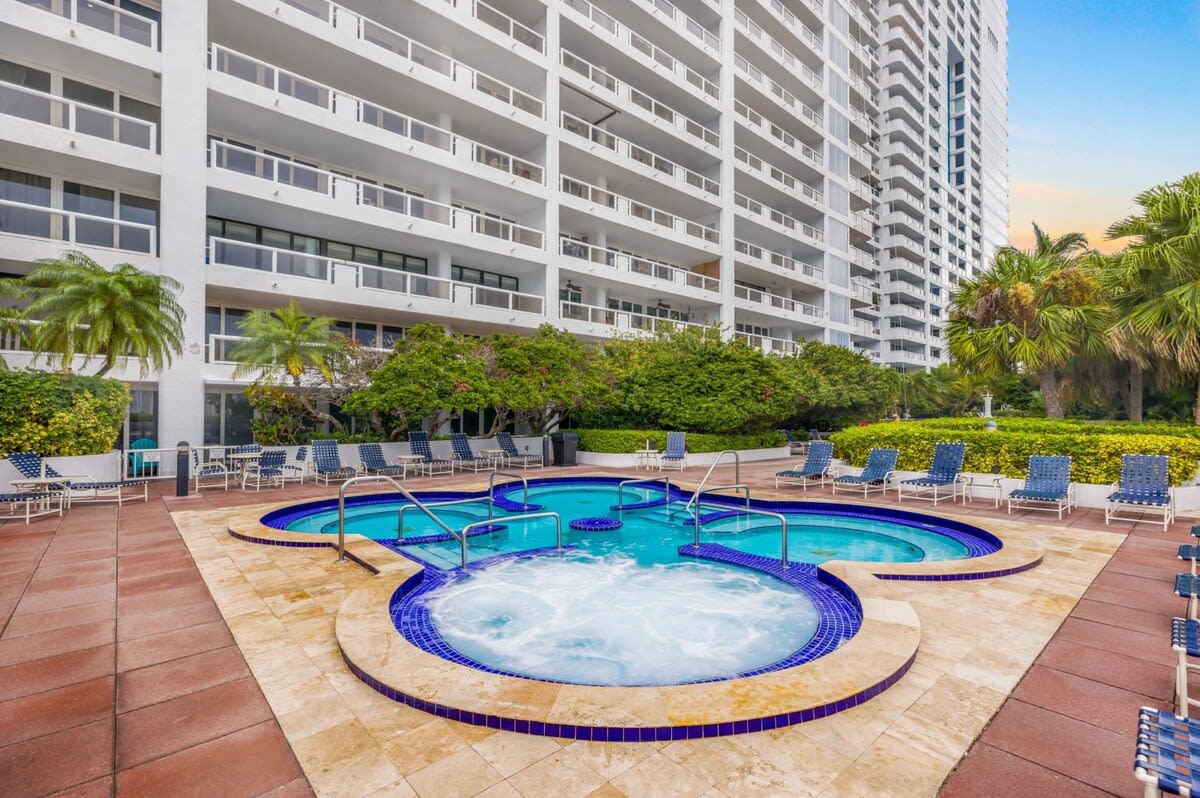 Bay Overlooking Balcony | 400 Mbps WiFi | StayCozy - Picture 6