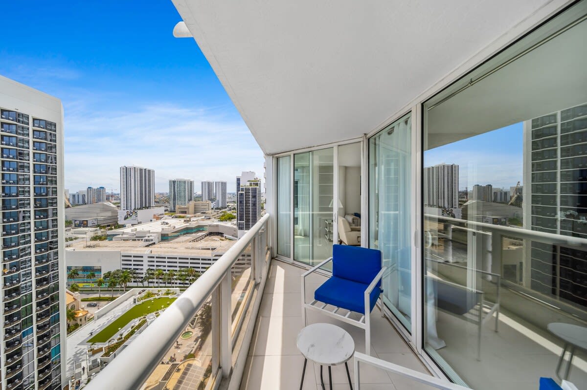 Bay Overlooking Balcony | 400 Mbps WiFi | StayCozy - Picture 26
