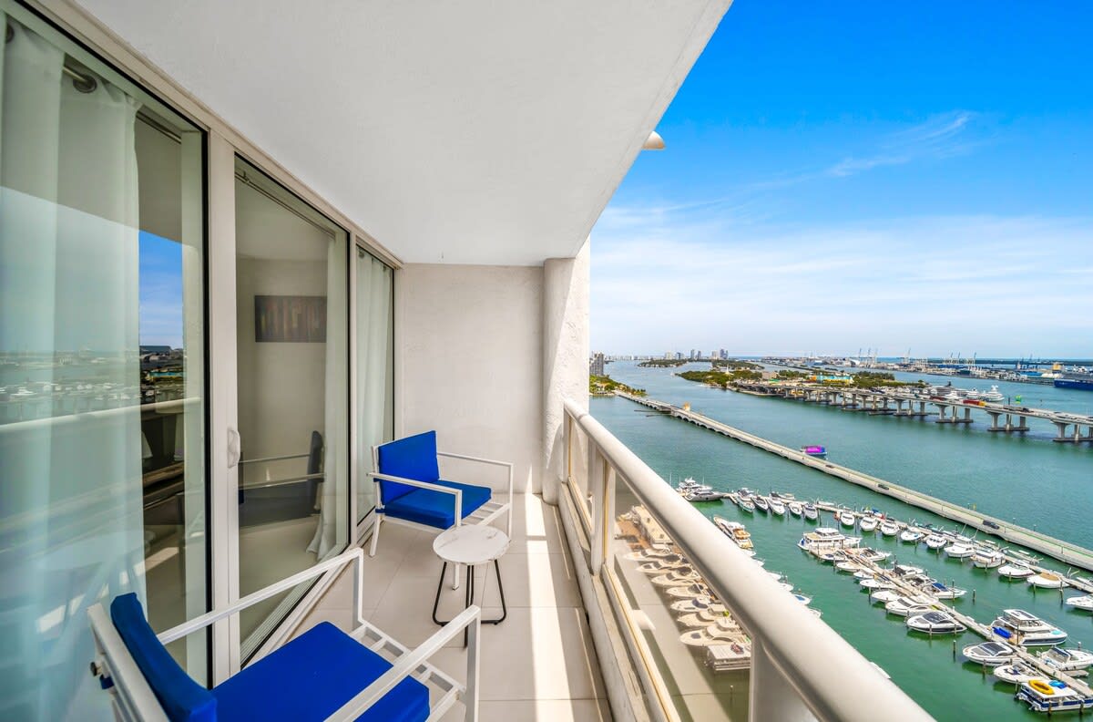 Bay Overlooking Balcony | 400 Mbps WiFi | StayCozy