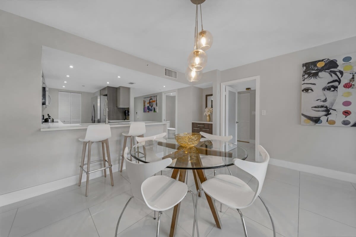 On-site Dining | 400 Mbps WiFi | StayCozy - Picture 13