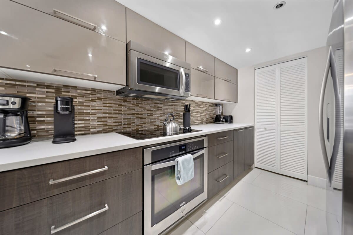 On-site Dining | 400 Mbps WiFi | StayCozy - Picture 15