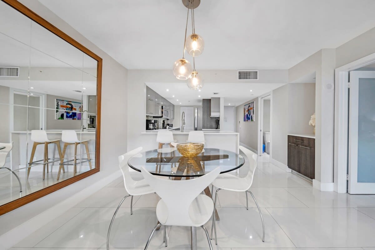 On-site Dining | 400 Mbps WiFi | StayCozy - Picture 7