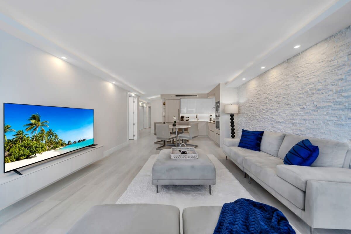 Downtown | Gym & Pool | Private Balcony | StayCozy