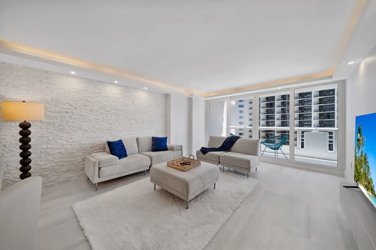 Downtown | Gym & Pool | Private Balcony | StayCozy