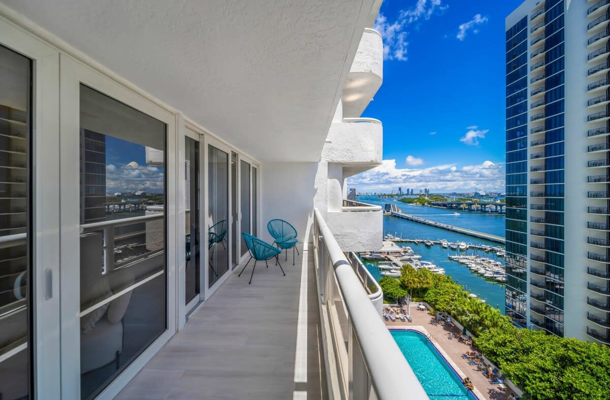 Downtown | Gym & Pool | Private Balcony | StayCozy
