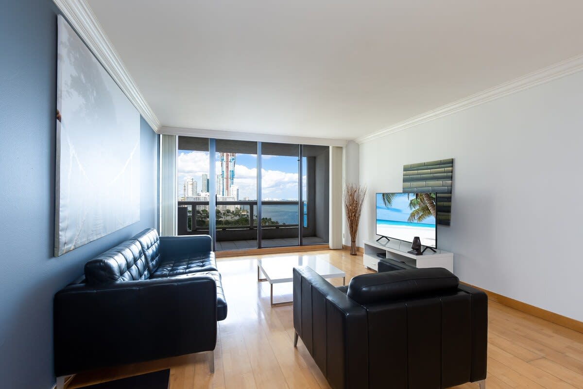 Modern Long Stay Apt | Bayview Balcony | StayCozy