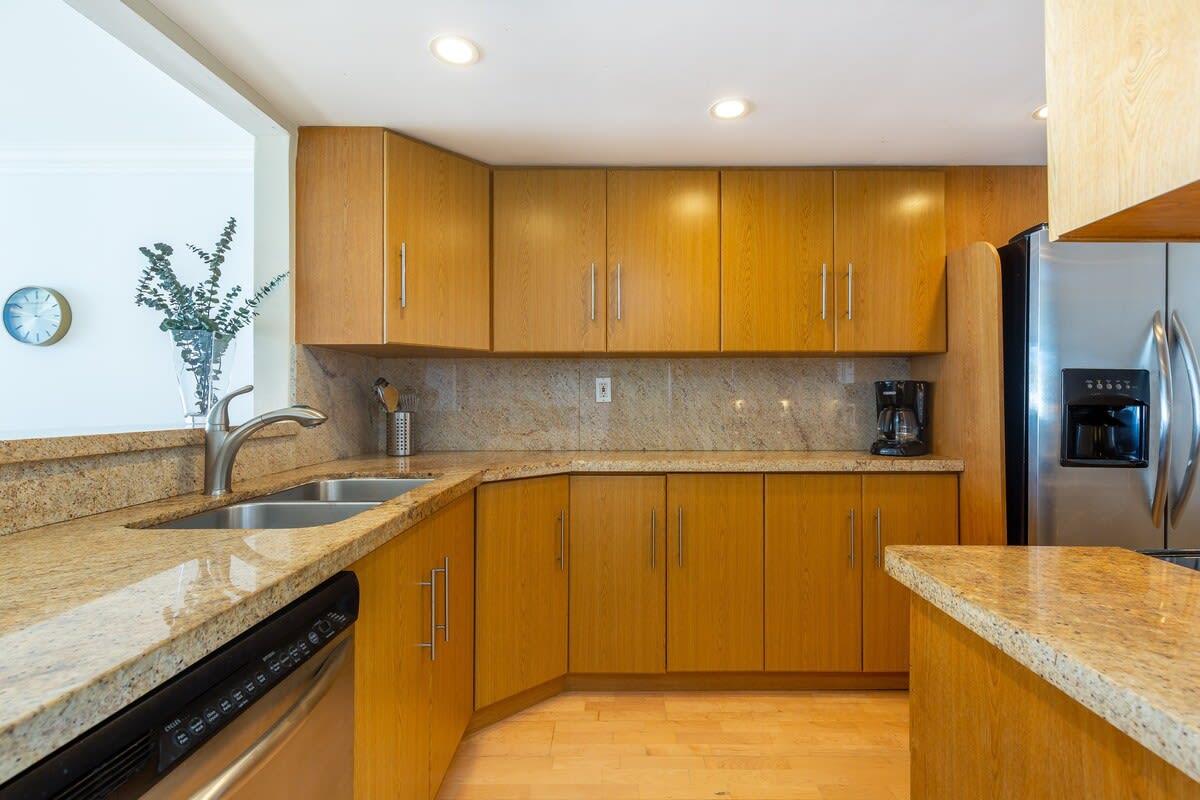 Modern Long Stay Apt | Bayview Balcony | StayCozy