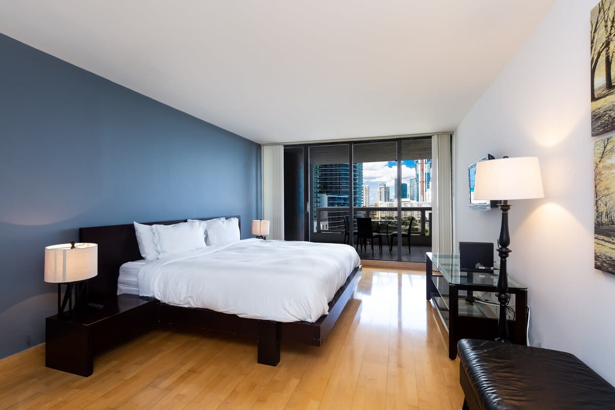 Modern Long Stay Apt | Bayview Balcony | StayCozy