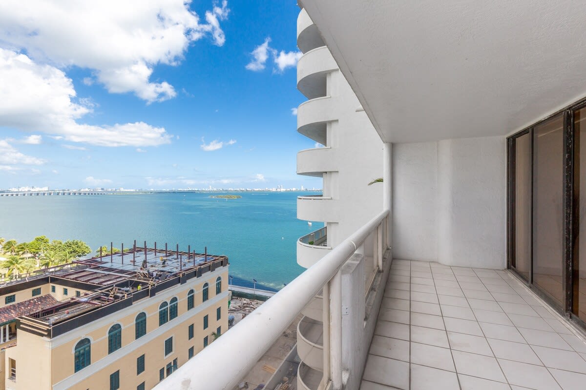 Modern Long Stay Apt | Bayview Balcony | StayCozy
