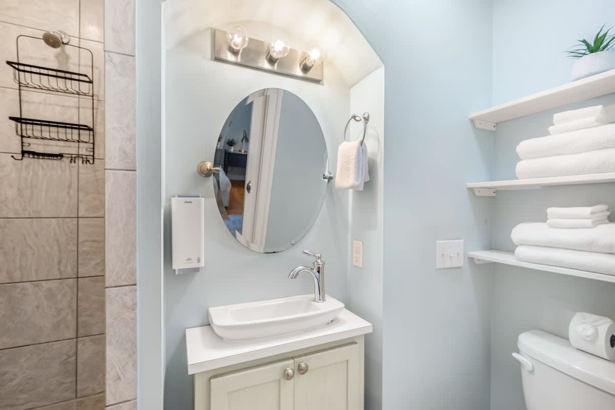 Airy & Light Filled Executive Rental Downtown 4