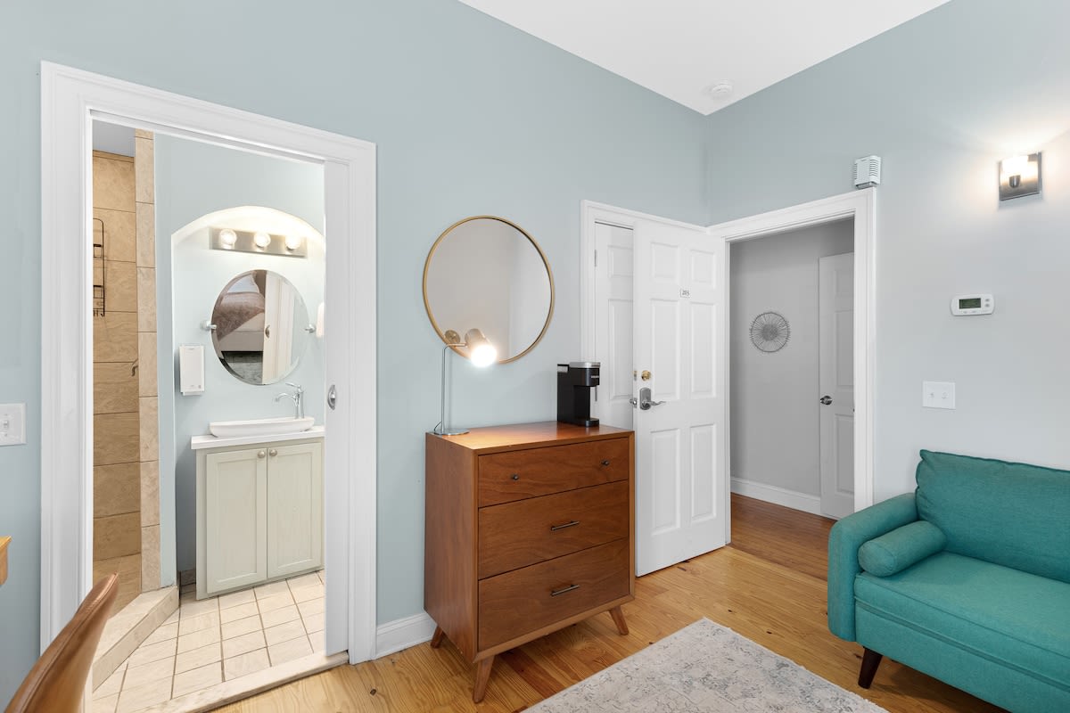 Airy & Light Filled Executive Rental Downtown 5