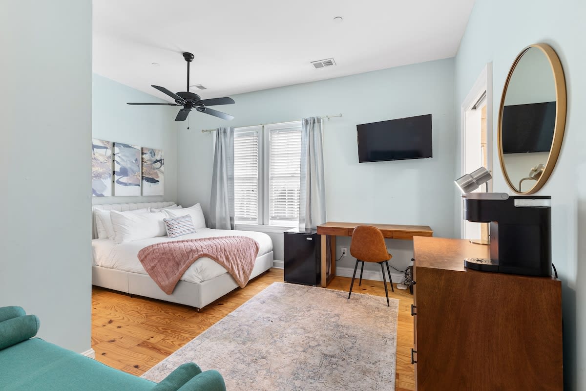 Airy & Light Filled Executive Rental Downtown