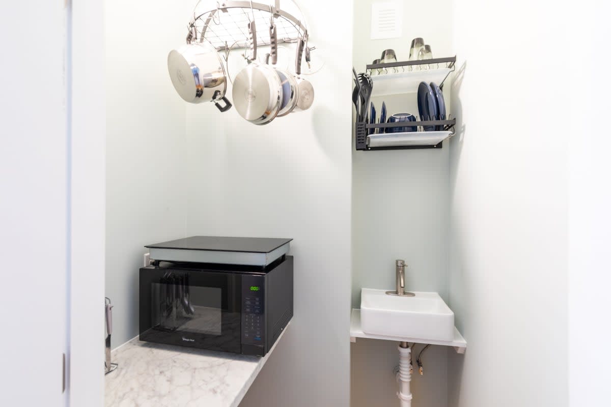 Airy & Light Filled Executive Rental Downtown 2