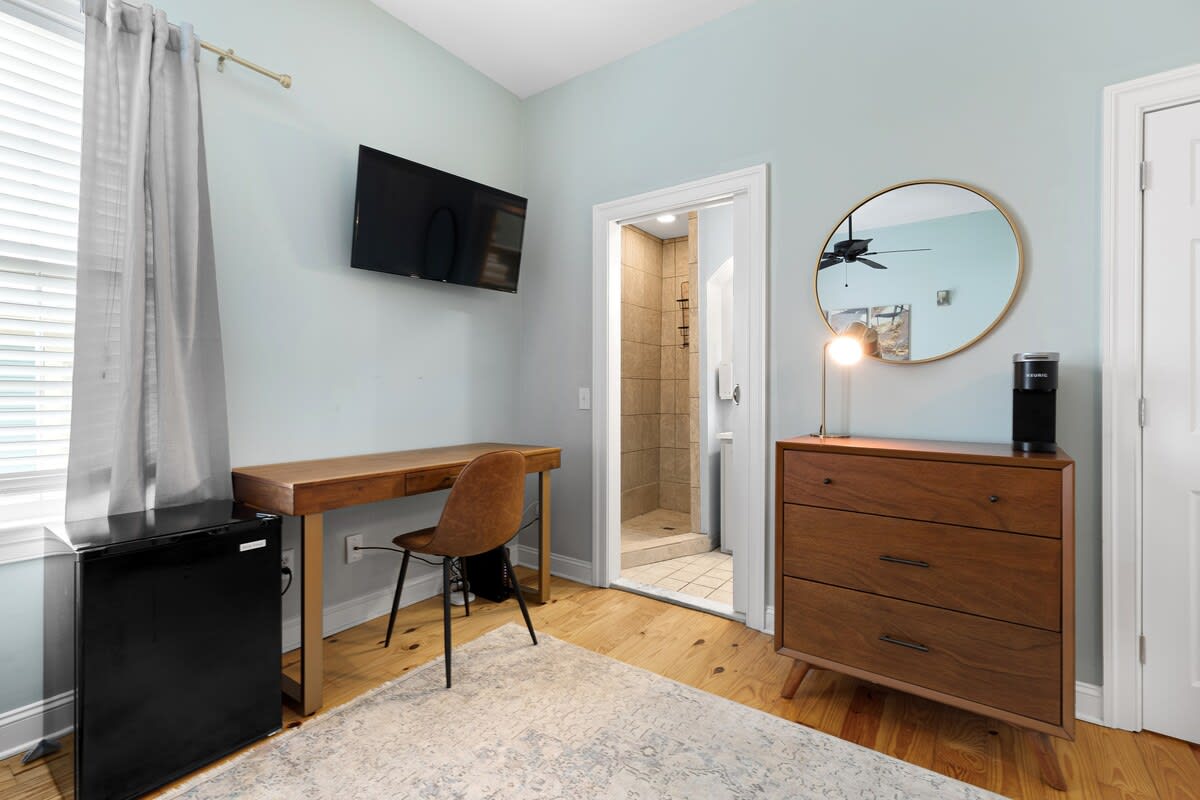 Airy & Light Filled Executive Rental Downtown 3