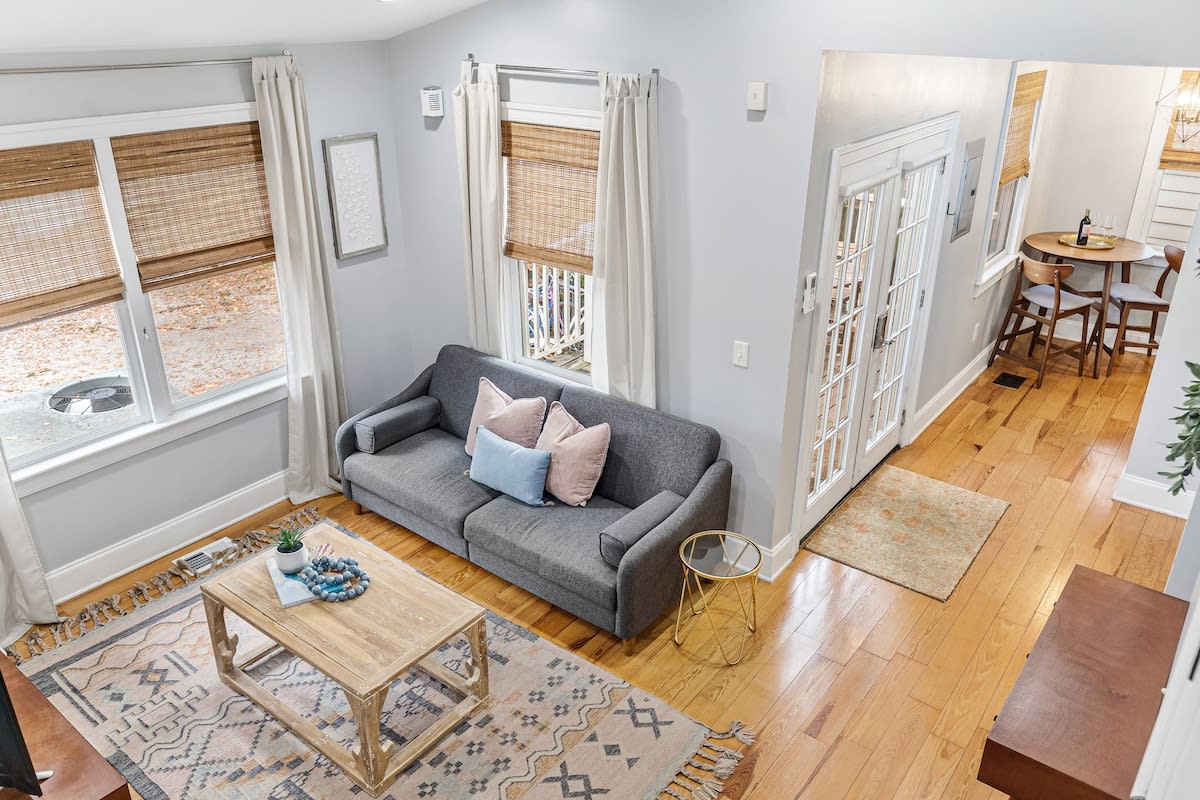 Spacious & Quiet-Block from King