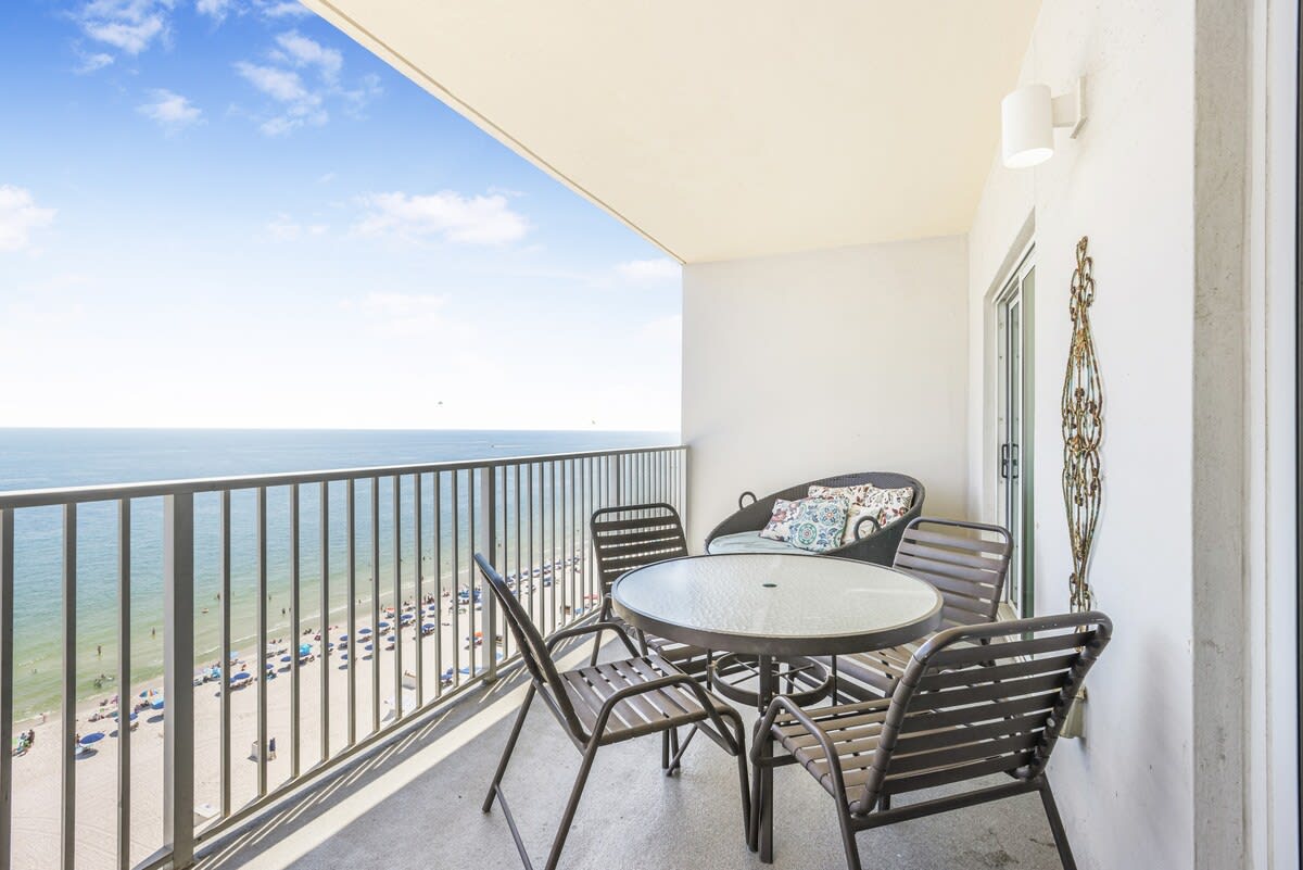 Seawind 1208: Beach front, Zero Entry Pool, SLEEPS 8 — Gulf Shores, AL — vacation rental
