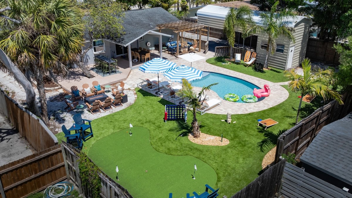 Resort Yard! Mini Golf ~ Heated Pool~Fire Pit — Bradenton, FL — vacation rental