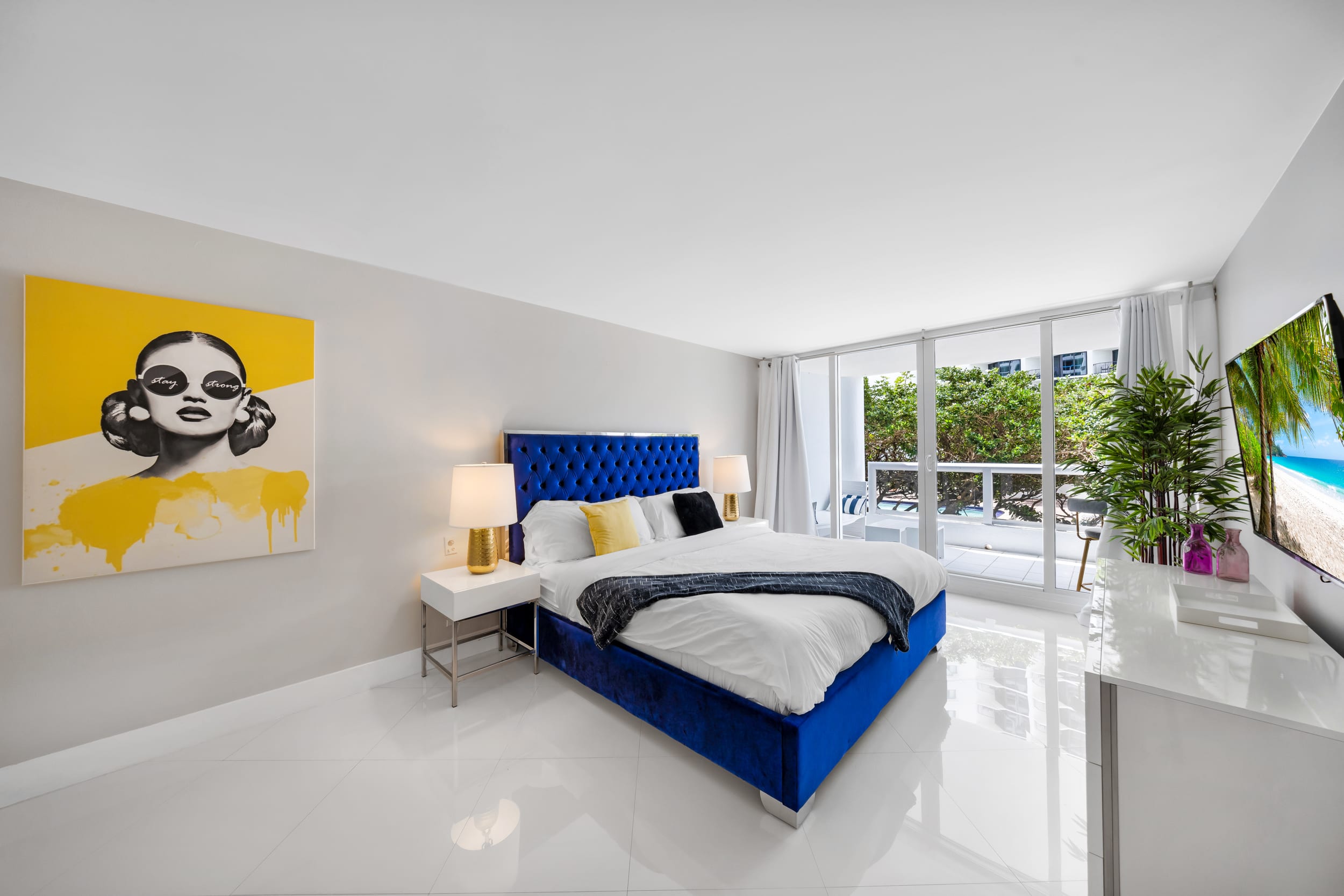 Private Balcony | King Bed | Hot Tub | StayCozy